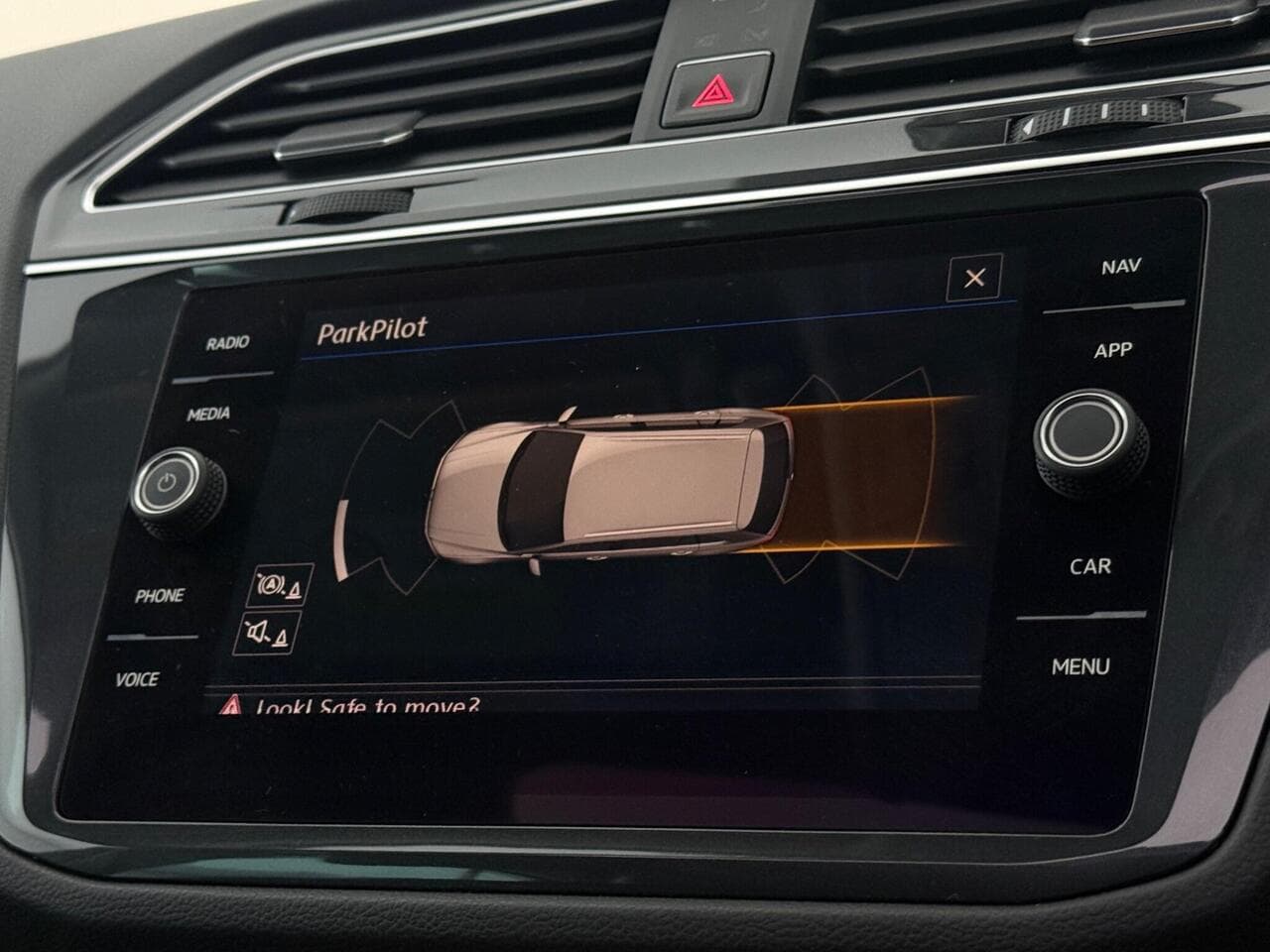 Volkswagen Tiguan thumbnail Infotainment System