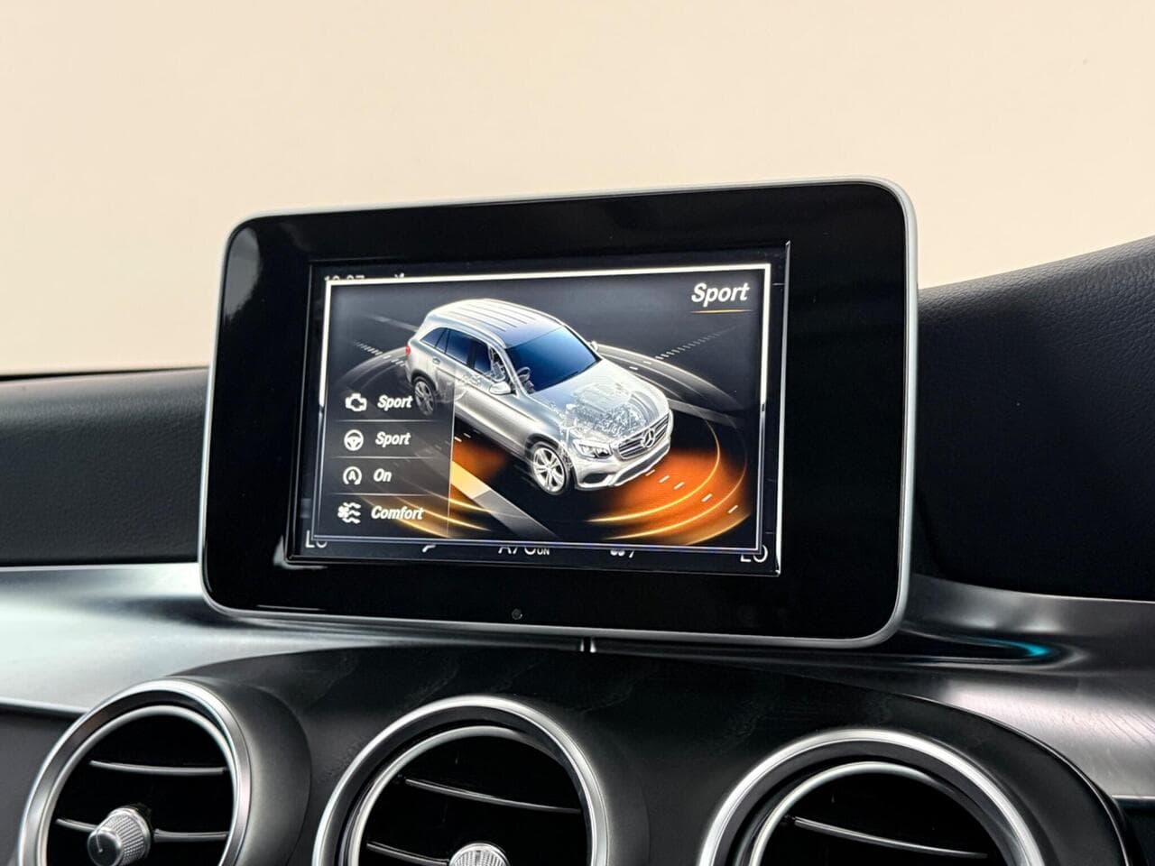 Mercedes-Benz GLC thumbnail Infotainment System