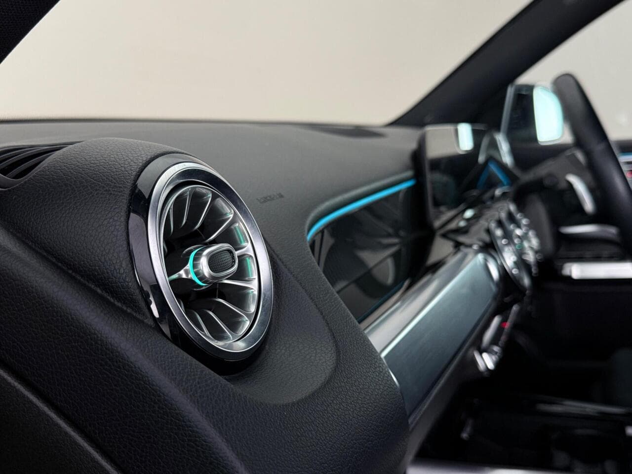 Mercedes-Benz GLB thumbnail Interior Front