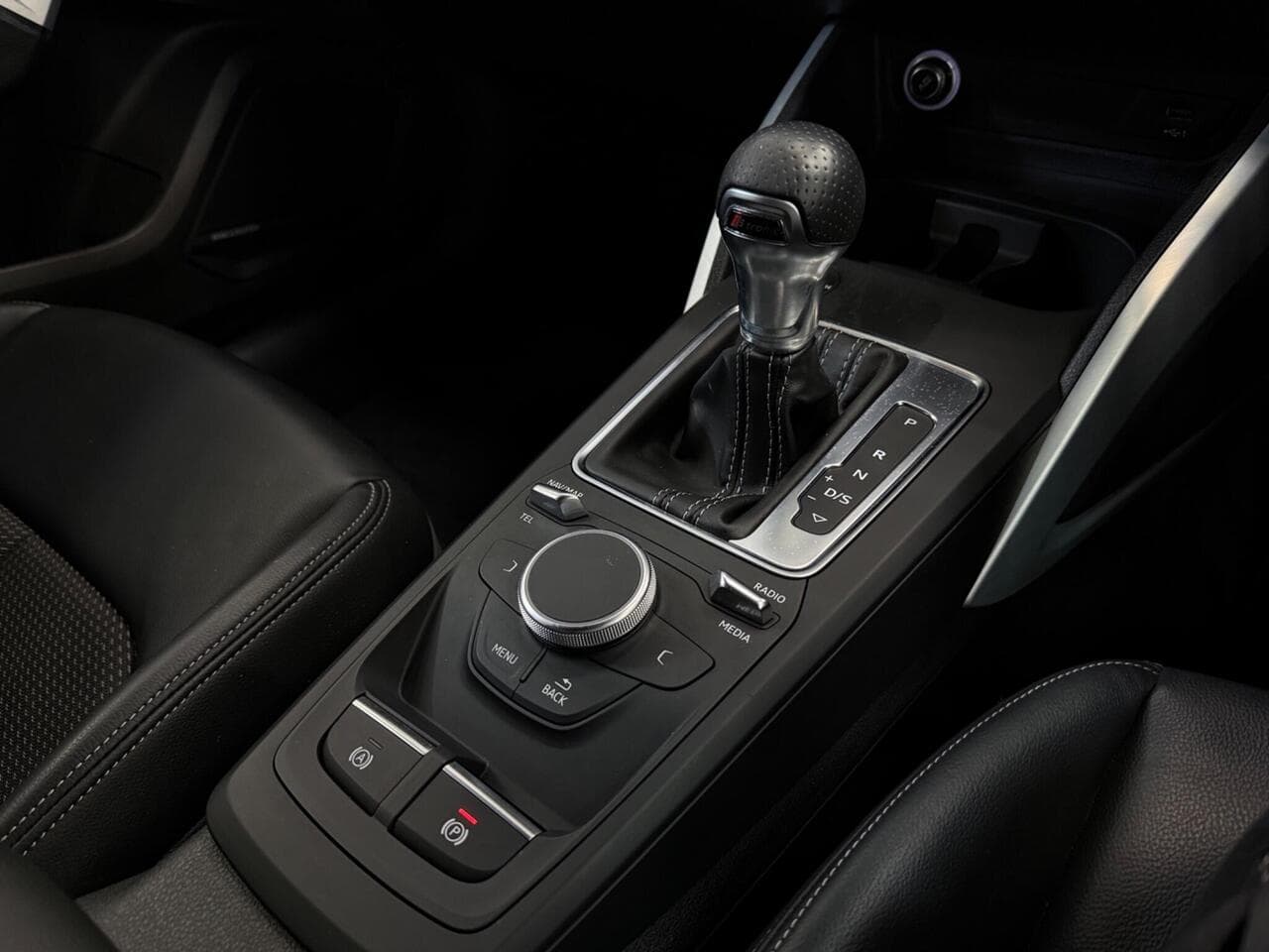 Audi Q2 thumbnail Interior Front