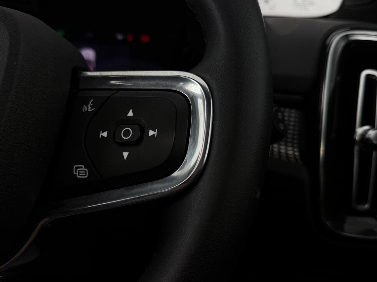 Volvo XC40 thumbnail Misc Controls