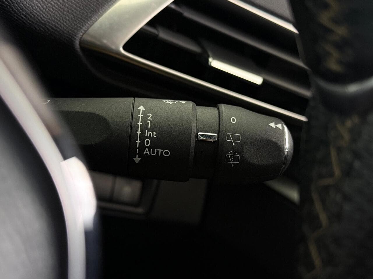 Peugeot 3008 thumbnail Misc Controls