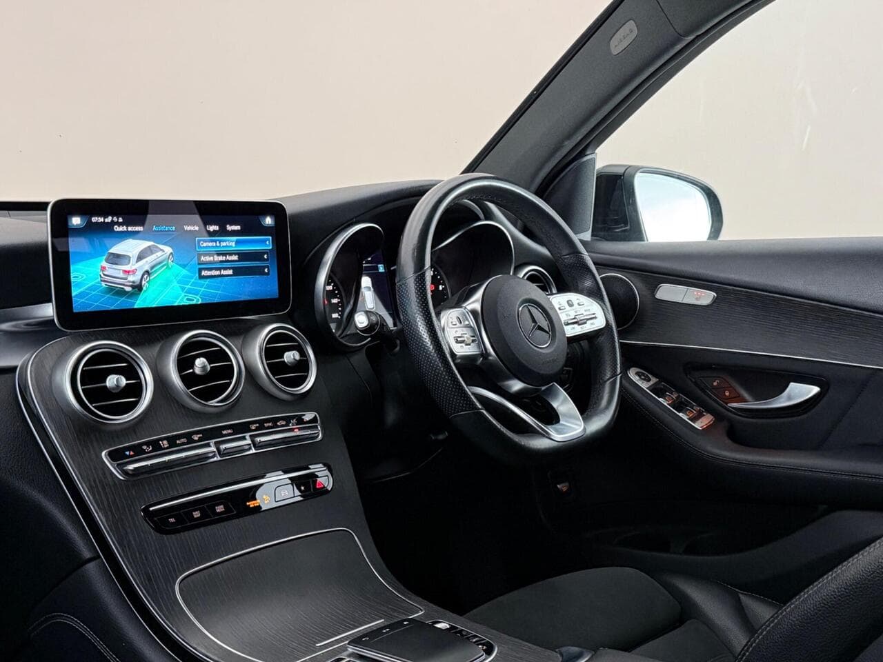 Mercedes-Benz GLC thumbnail Interior Front
