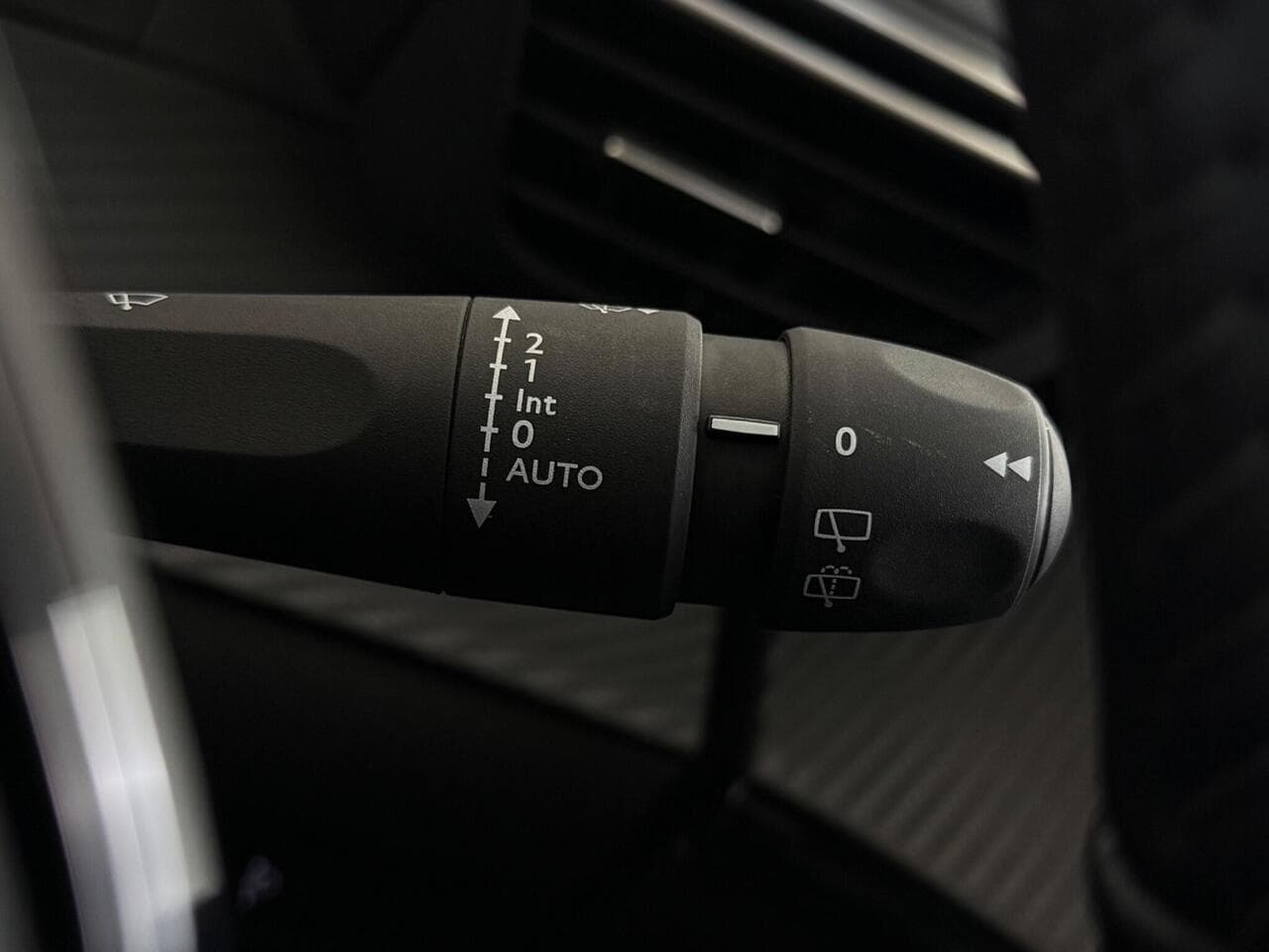 Peugeot 208 thumbnail Misc Controls