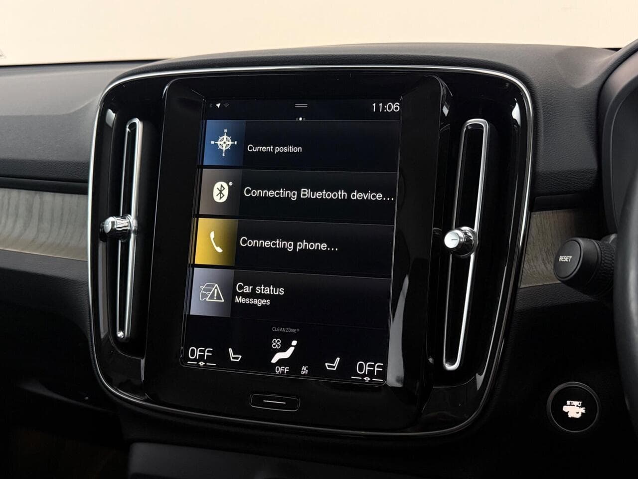 Volvo XC40 thumbnail Infotainment System