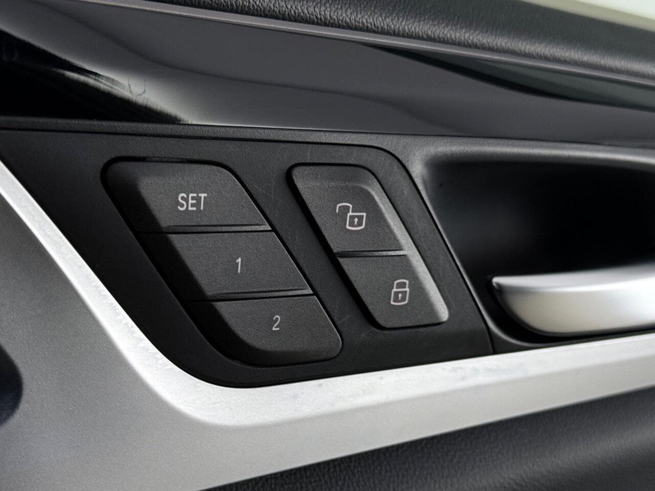 BMW X4 thumbnail Misc Controls