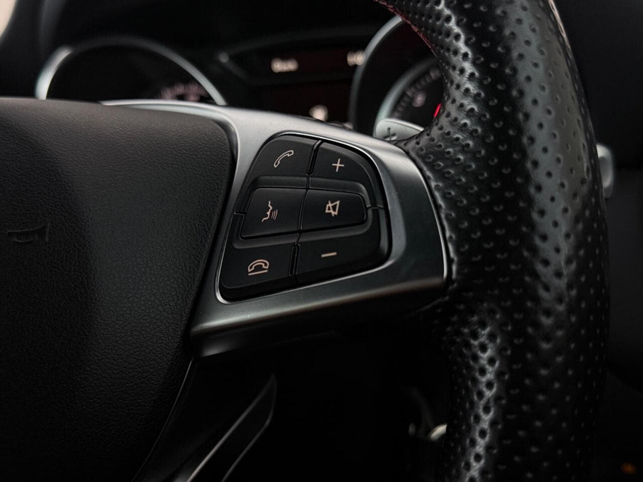 Mercedes-Benz GLA thumbnail Misc Controls