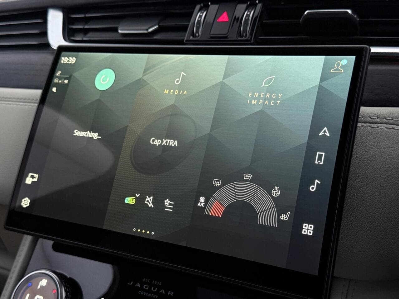 Jaguar F-PACE thumbnail Infotainment System