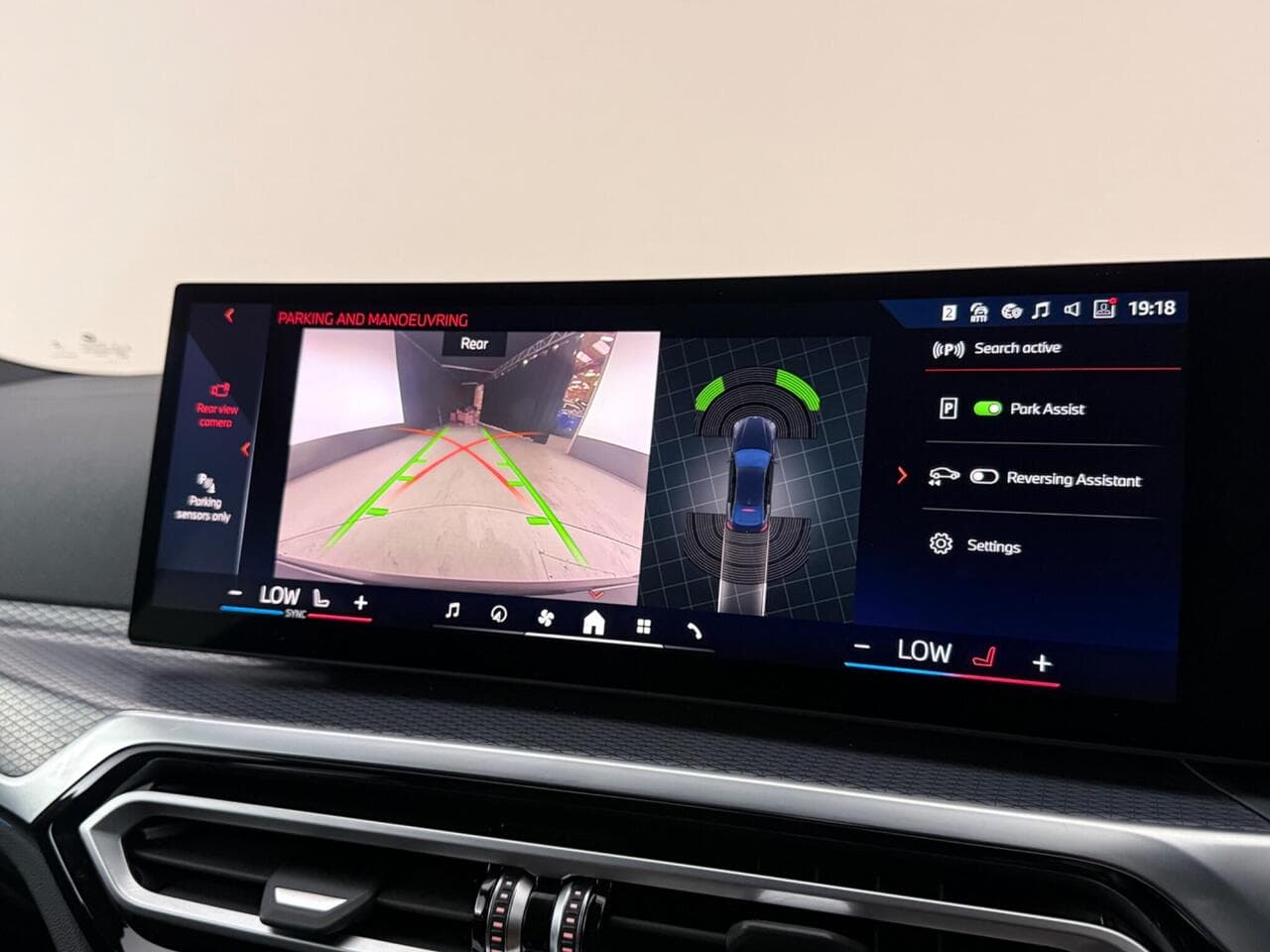 BMW i4 thumbnail Infotainment System