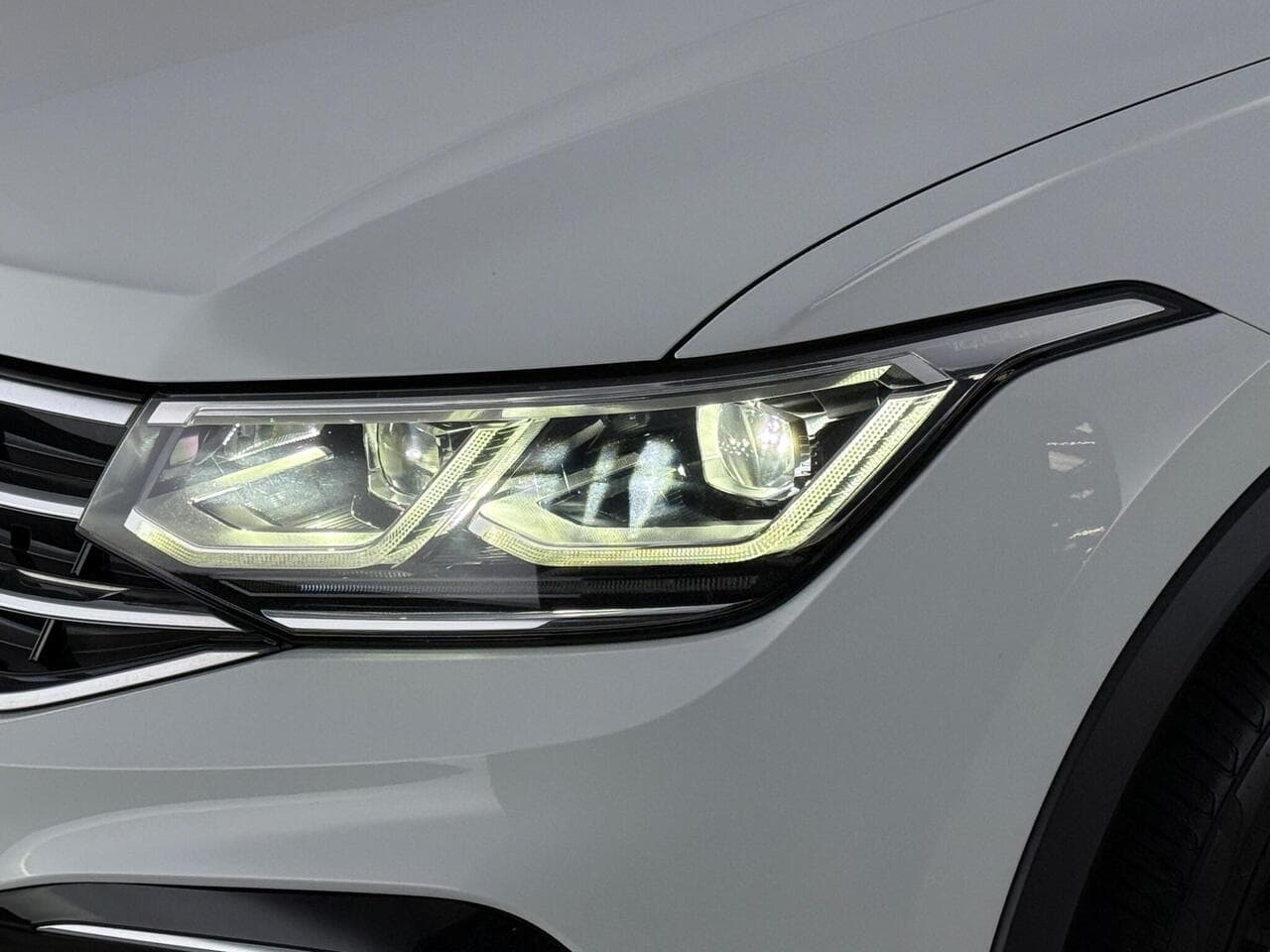 Volkswagen Tiguan thumbnail Lights Front