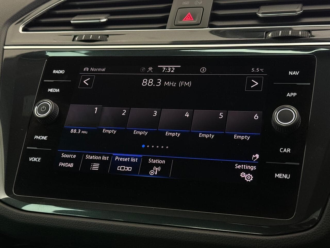 Volkswagen Tiguan thumbnail Infotainment System