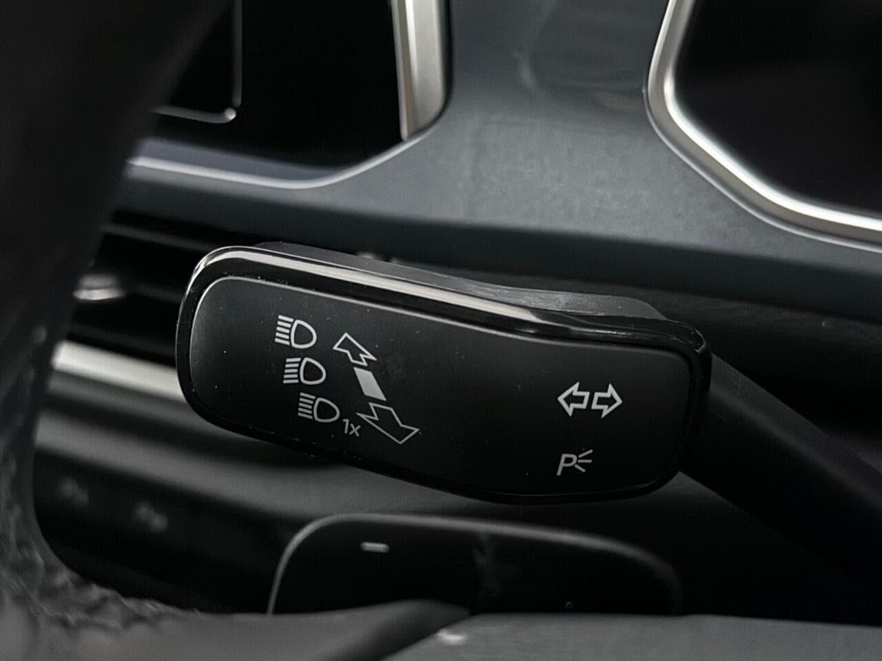 Volkswagen T-Roc thumbnail Misc Controls
