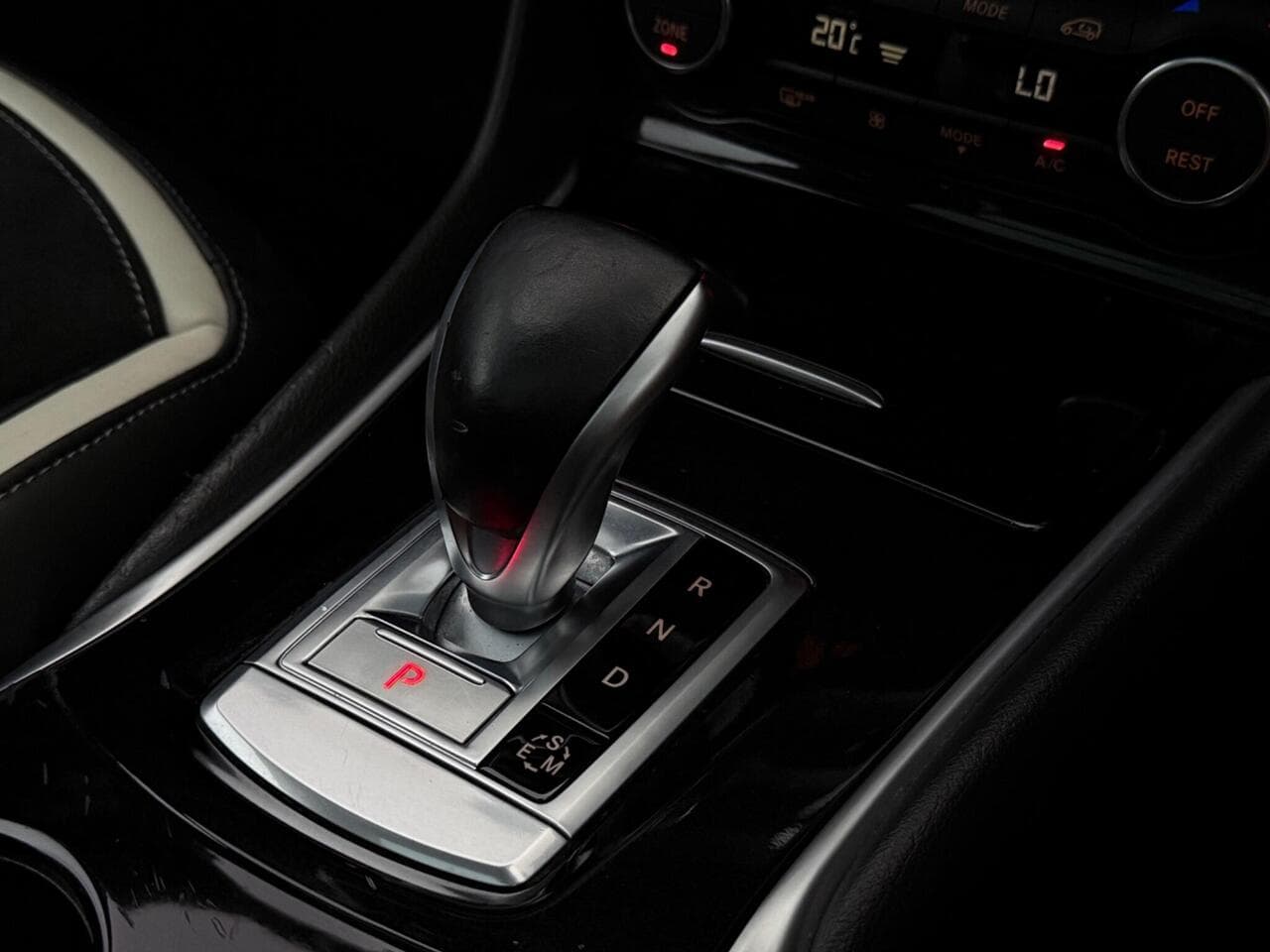 Infiniti Q30 thumbnail Interior Front