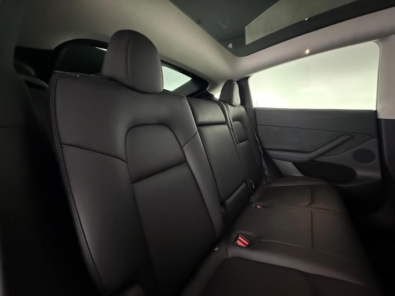 Tesla Model Y thumbnail Seats Rear