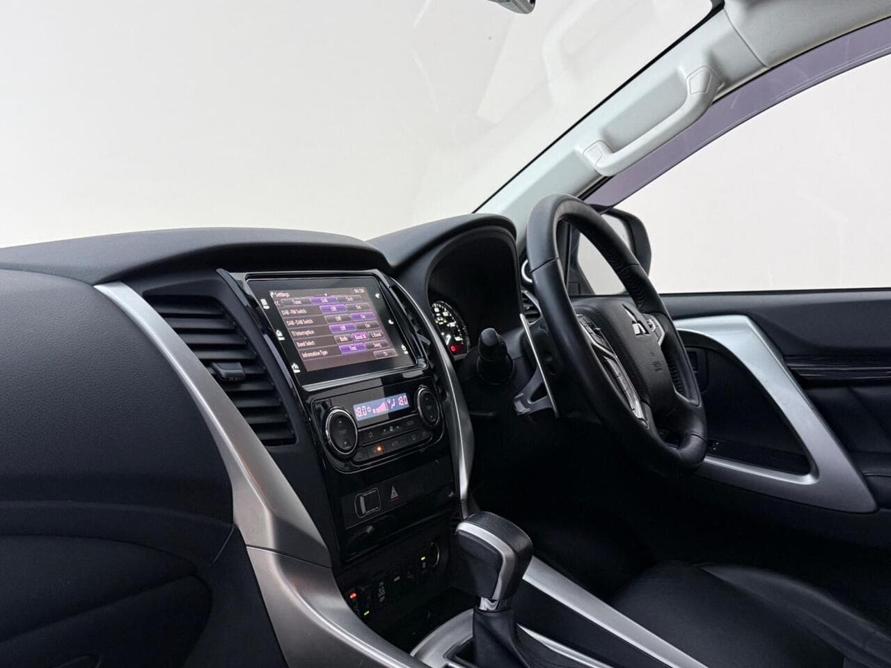 Mitsubishi Shogun Sport thumbnail Interior Front