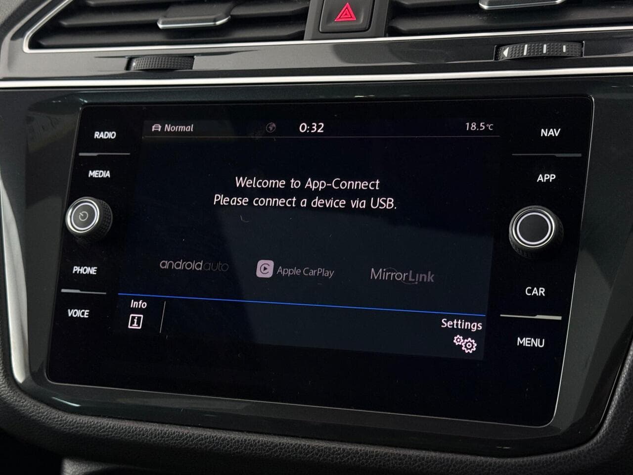 Volkswagen Tiguan thumbnail Infotainment System