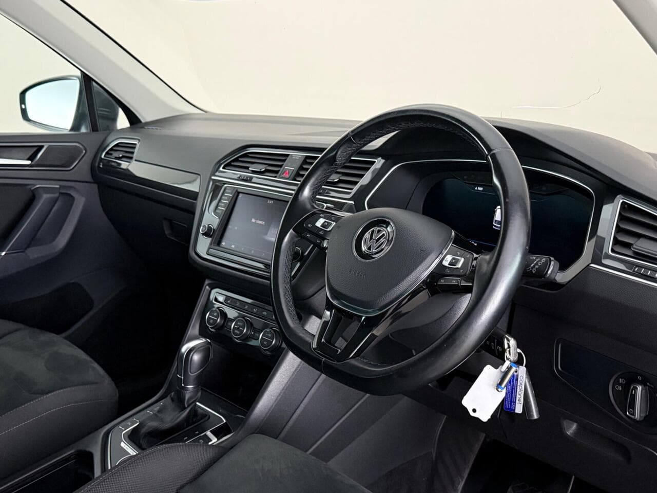 Volkswagen Tiguan thumbnail Interior Front