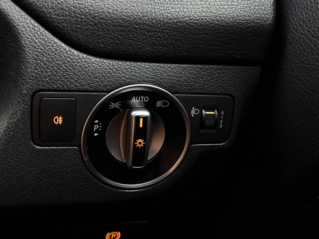 Mercedes-Benz GLA thumbnail Misc Controls