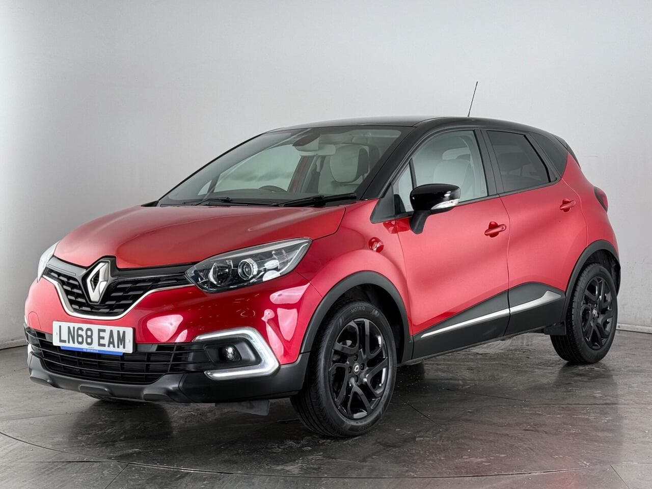 Renault Captur thumbnail Front Left
