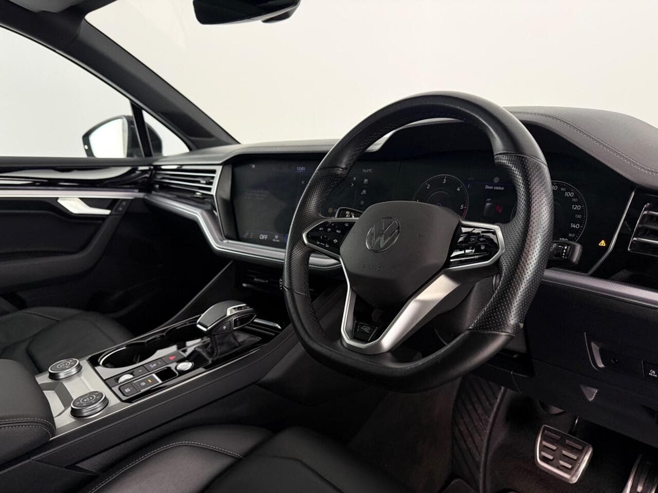 Volkswagen Touareg thumbnail Interior Front