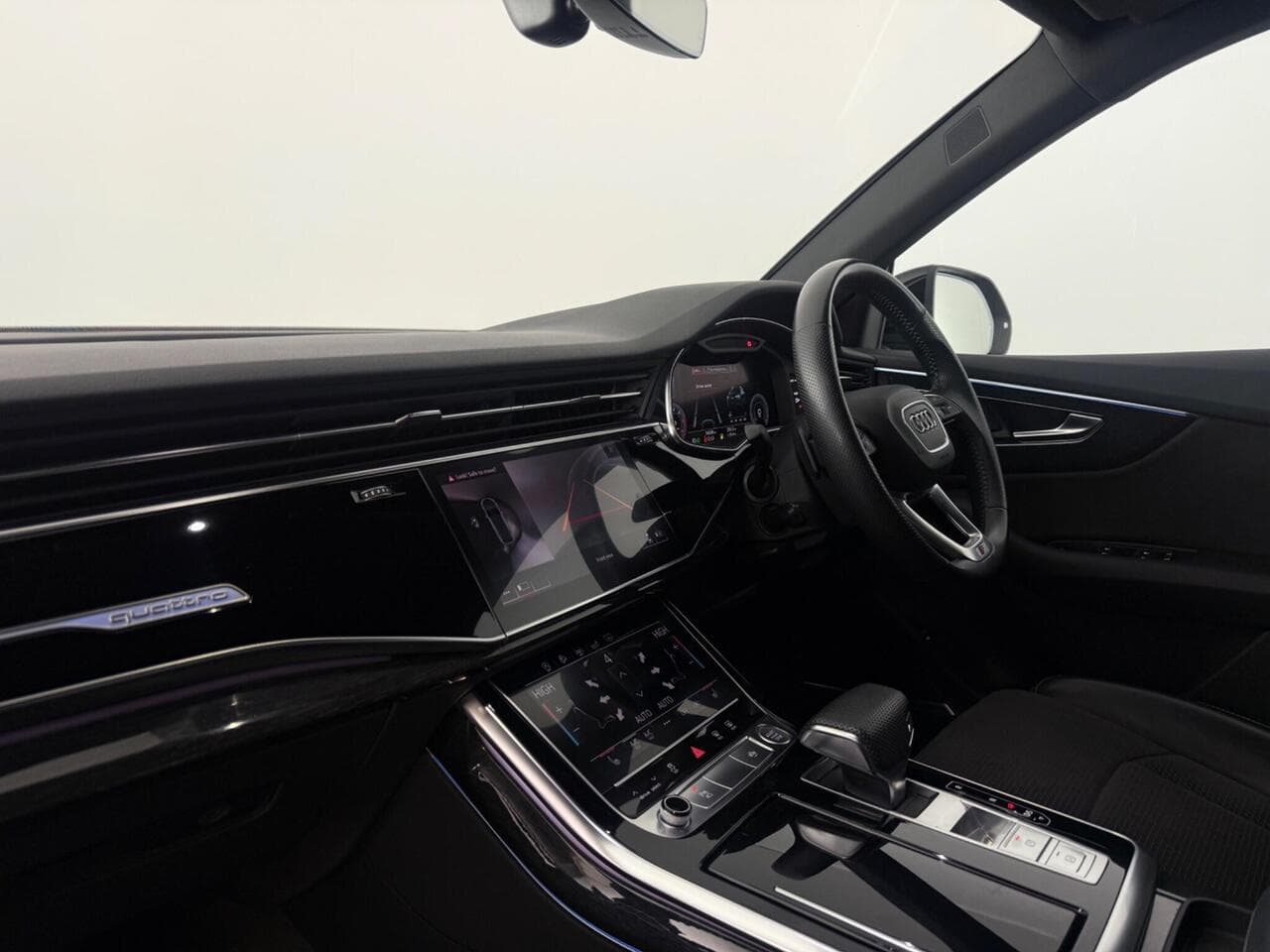 Audi Q8 thumbnail Interior Front
