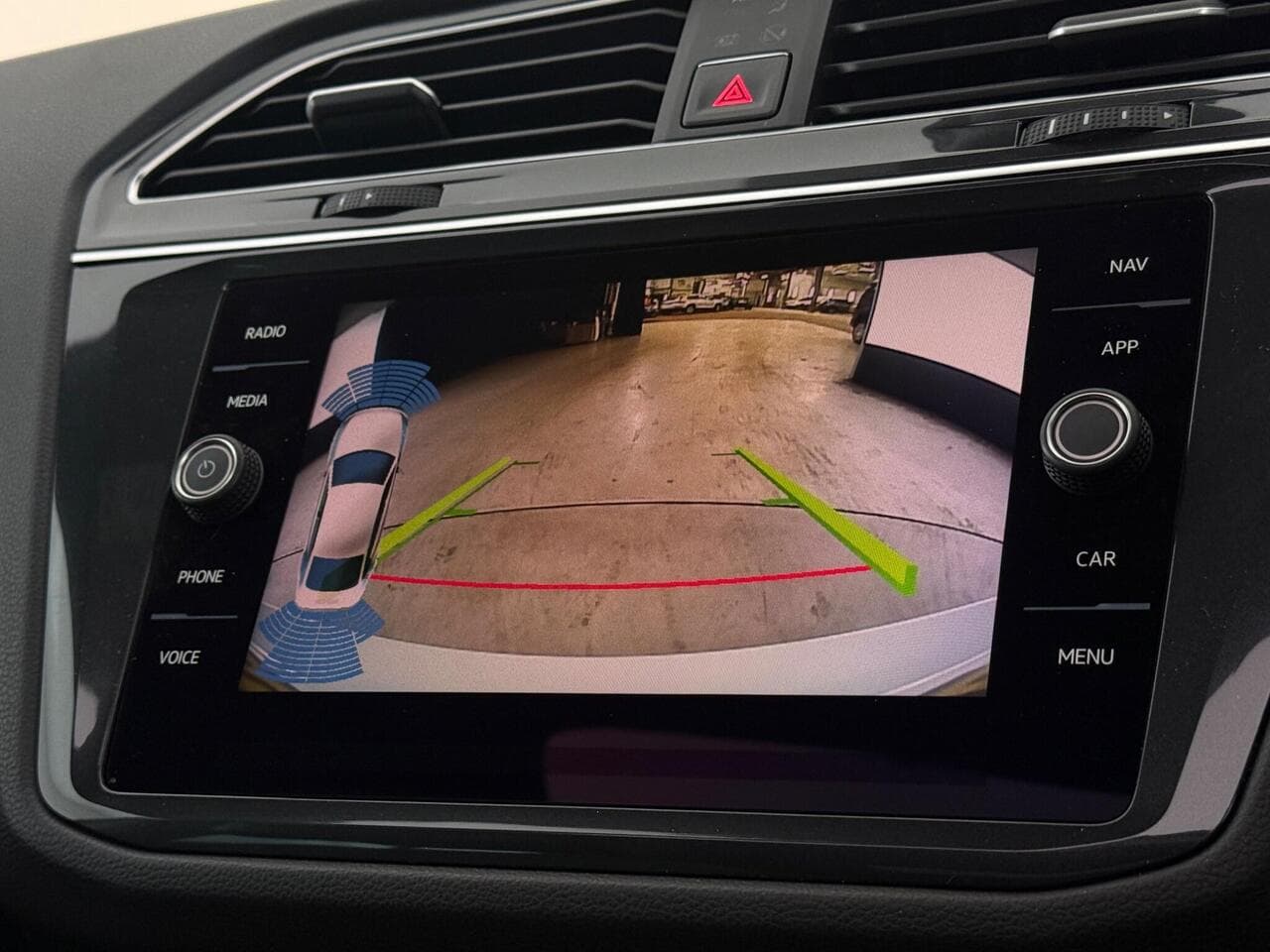 Volkswagen Tiguan thumbnail Infotainment System
