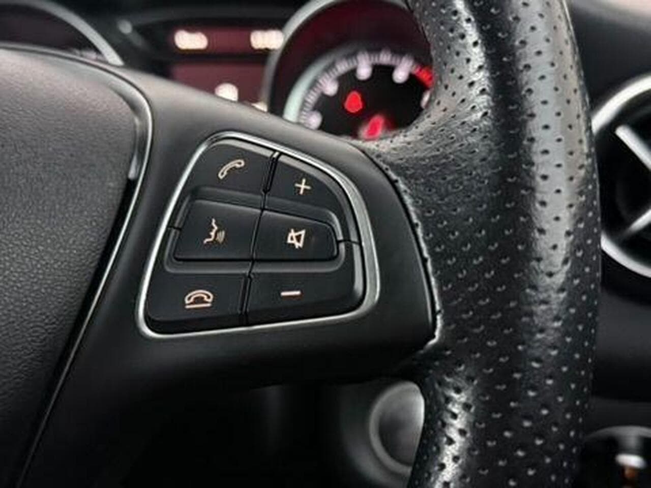 Mercedes-Benz GLA thumbnail Misc Controls