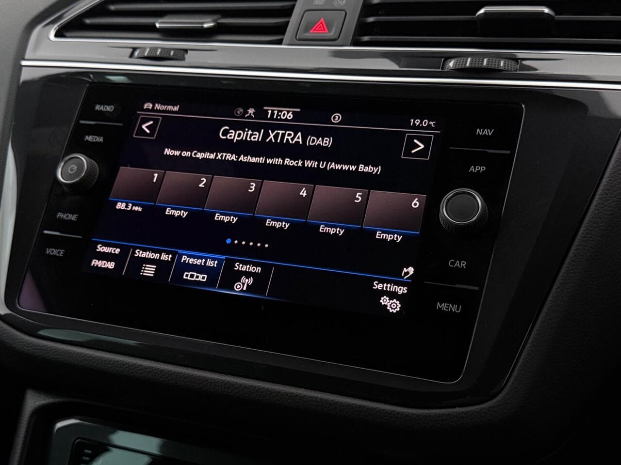 Volkswagen Tiguan thumbnail Infotainment System