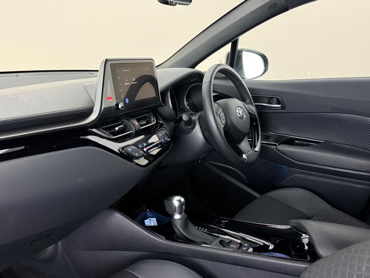 Toyota C-HR thumbnail Interior Front