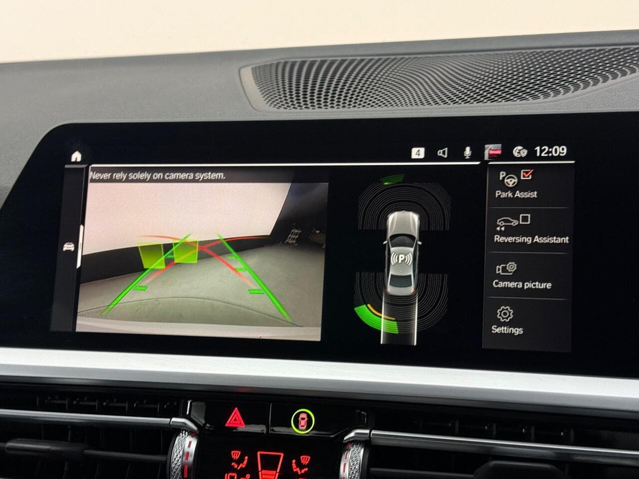 BMW 3 Series thumbnail Infotainment System