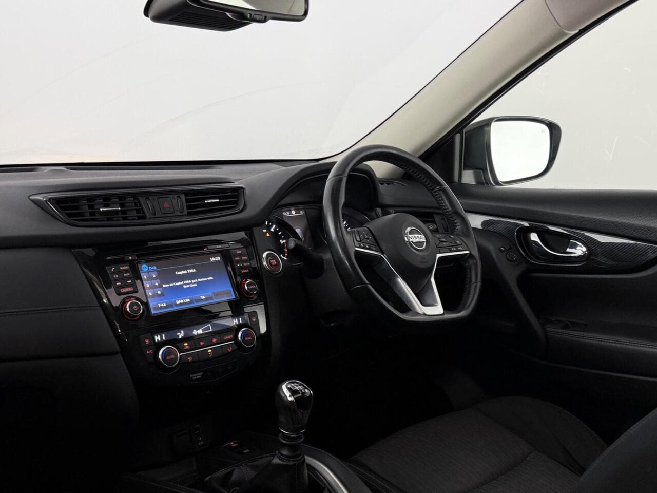 Nissan X-Trail thumbnail Interior Front