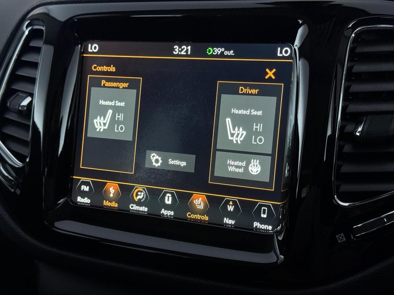Jeep Compass thumbnail Infotainment System