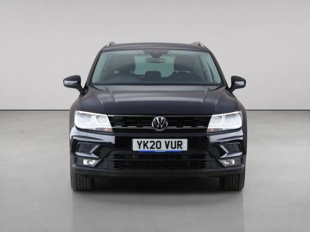 Volkswagen Tiguan thumbnail Front