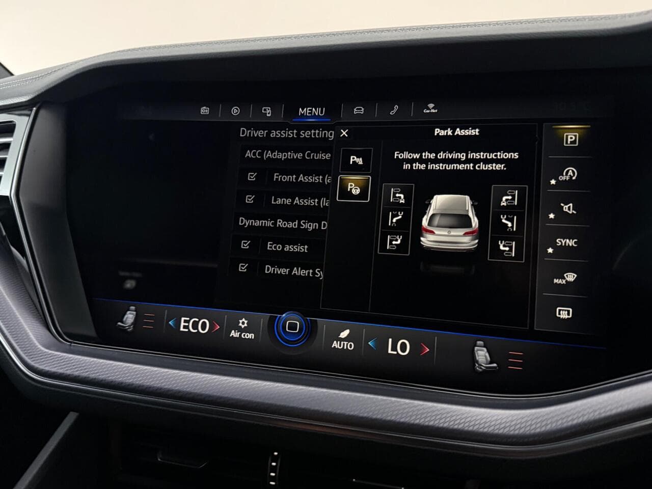 Volkswagen Touareg thumbnail Infotainment System