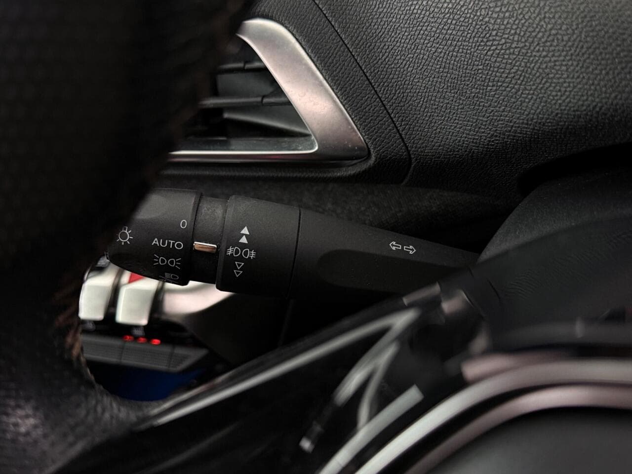 Peugeot 5008 thumbnail Misc Controls