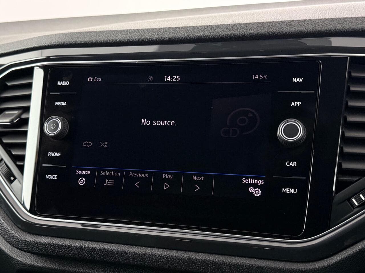 Volkswagen T-Roc thumbnail Infotainment System