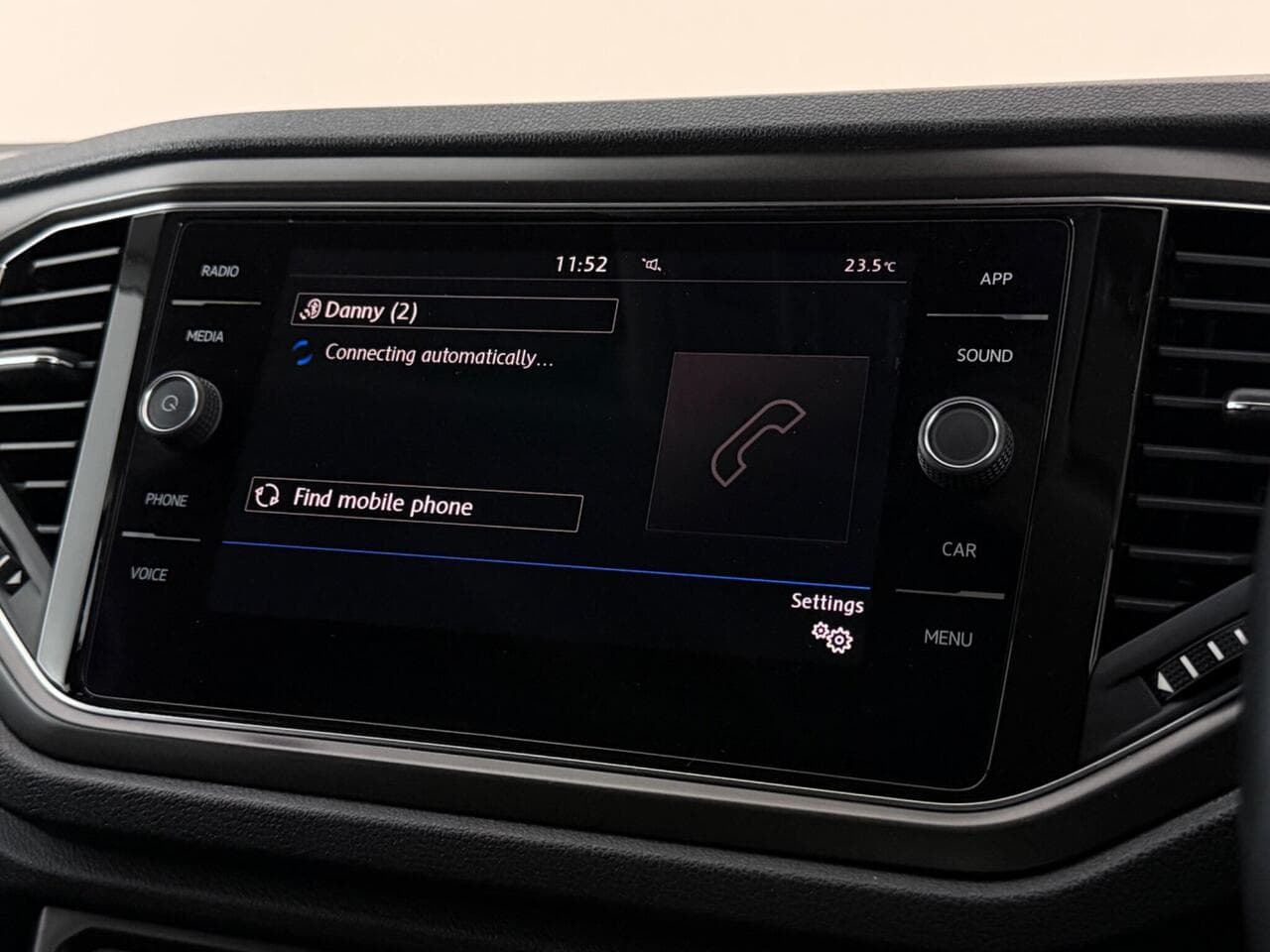 Volkswagen T-Roc thumbnail Infotainment System