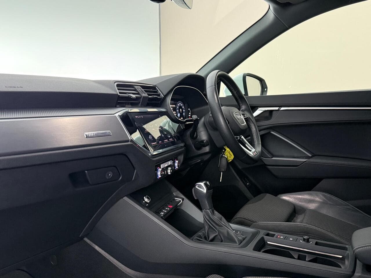Audi Q3 thumbnail Interior Front