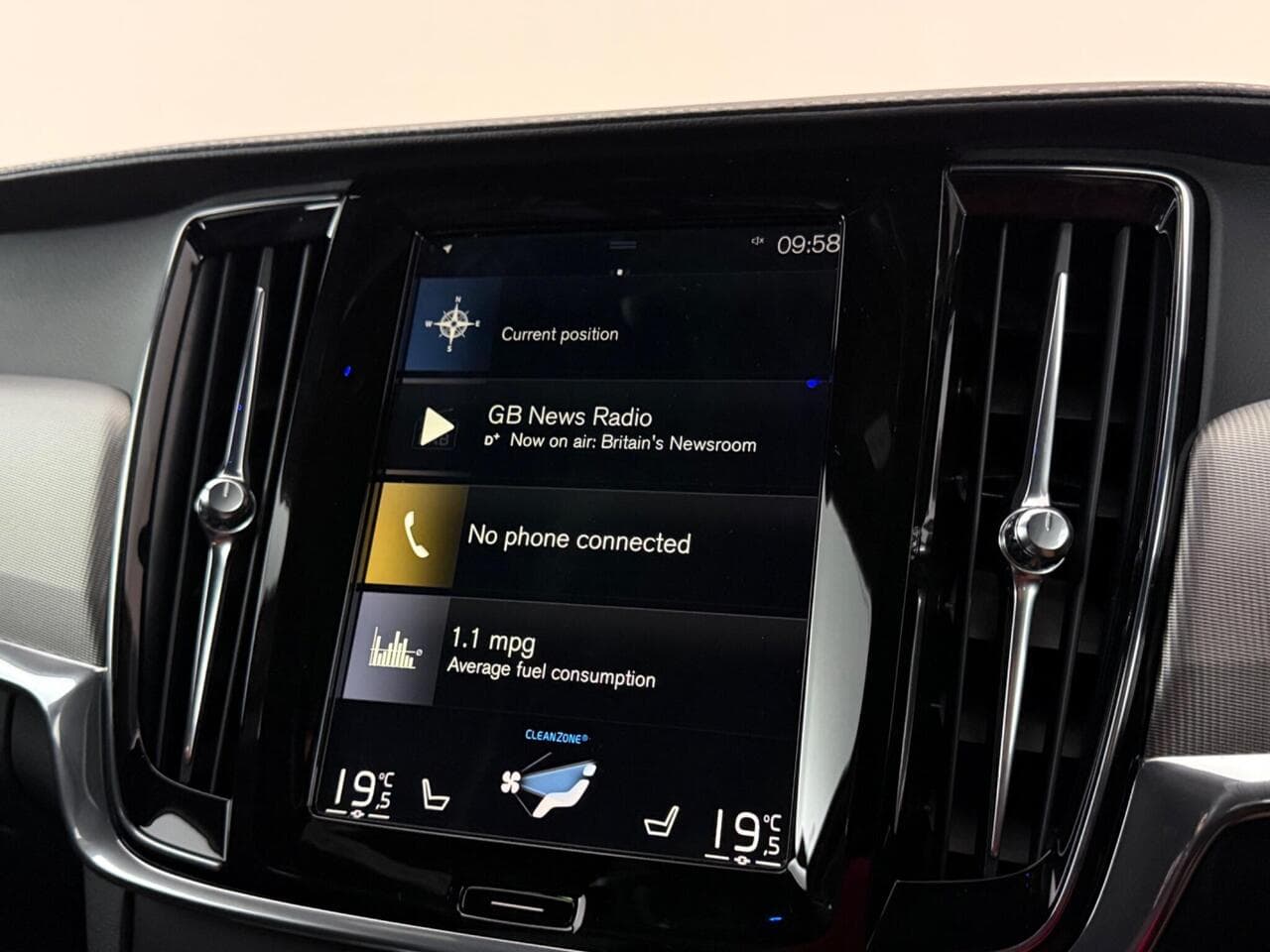 Volvo S90 thumbnail Infotainment System