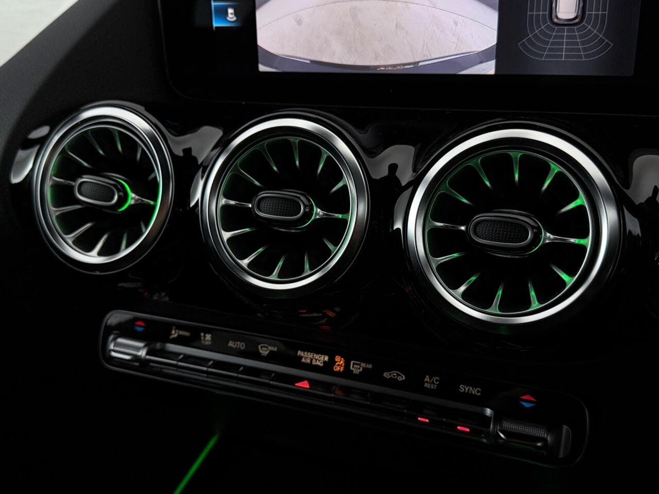 Mercedes-Benz B Class thumbnail Driver Instruments