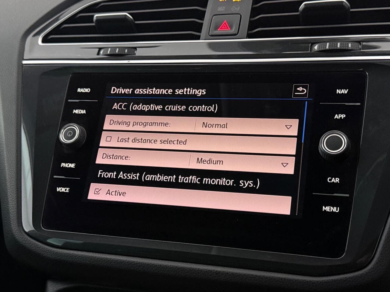 Volkswagen Tiguan thumbnail Infotainment System