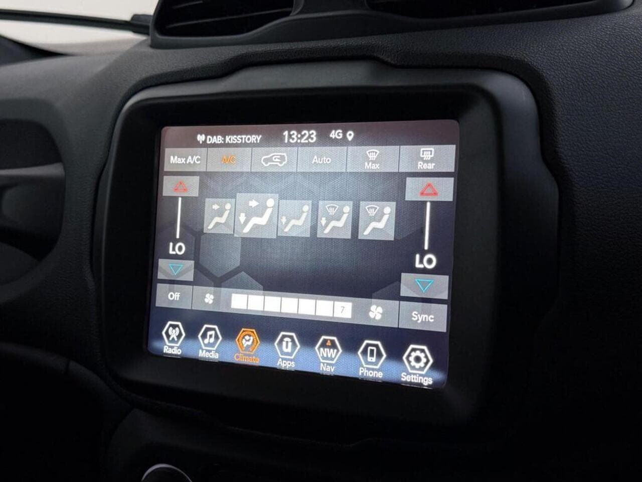 Jeep Renegade thumbnail Infotainment System