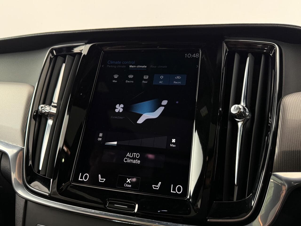 Volvo V90 thumbnail Infotainment System