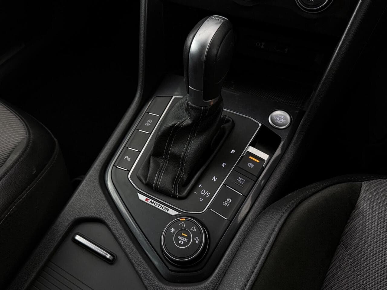 Volkswagen Tiguan thumbnail Interior Front
