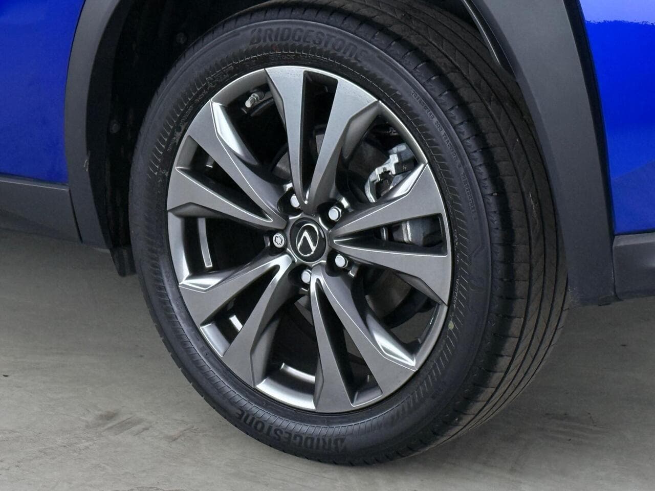 Lexus UX thumbnail Wheel