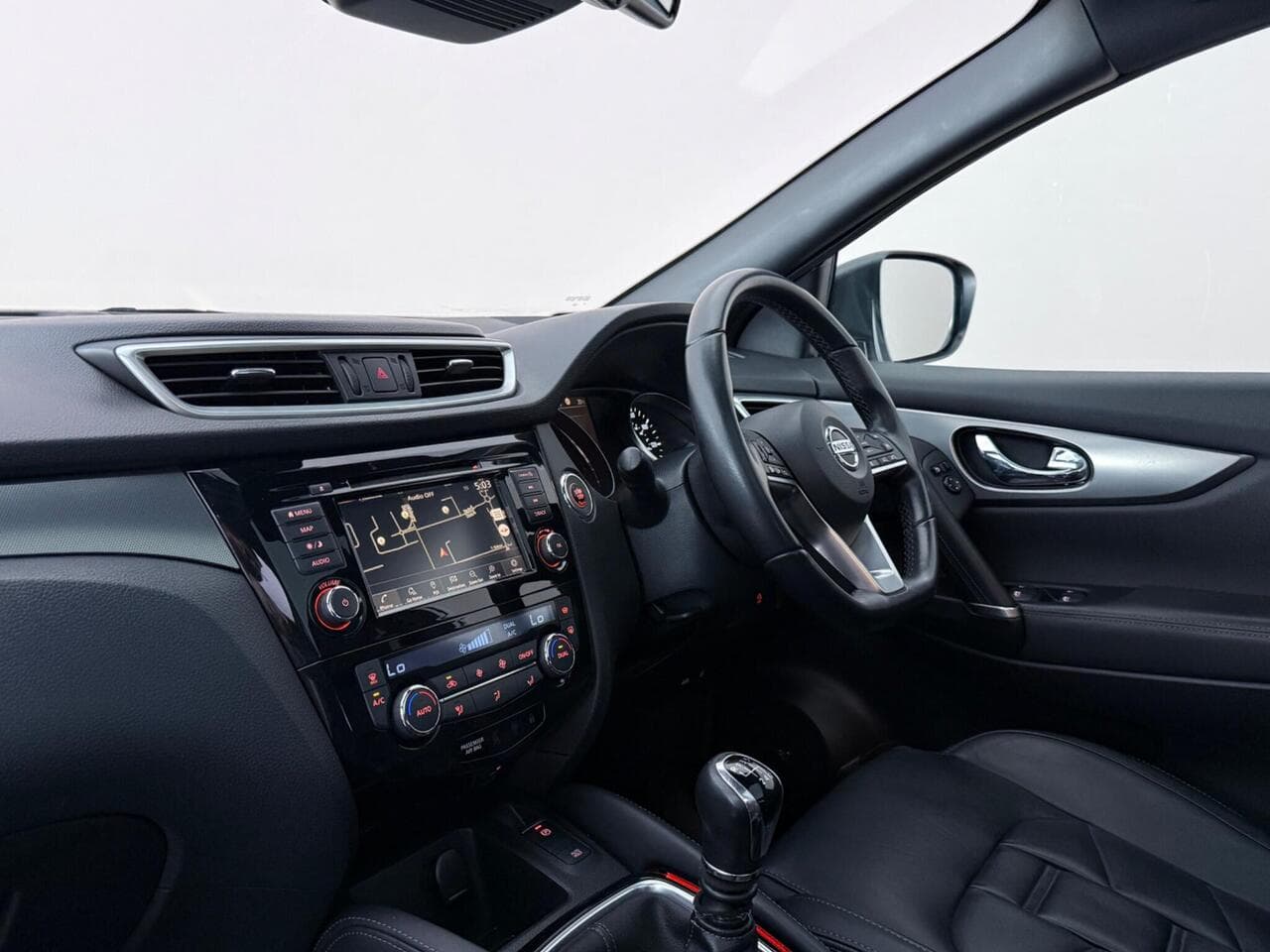 Nissan Qashqai thumbnail Interior Front