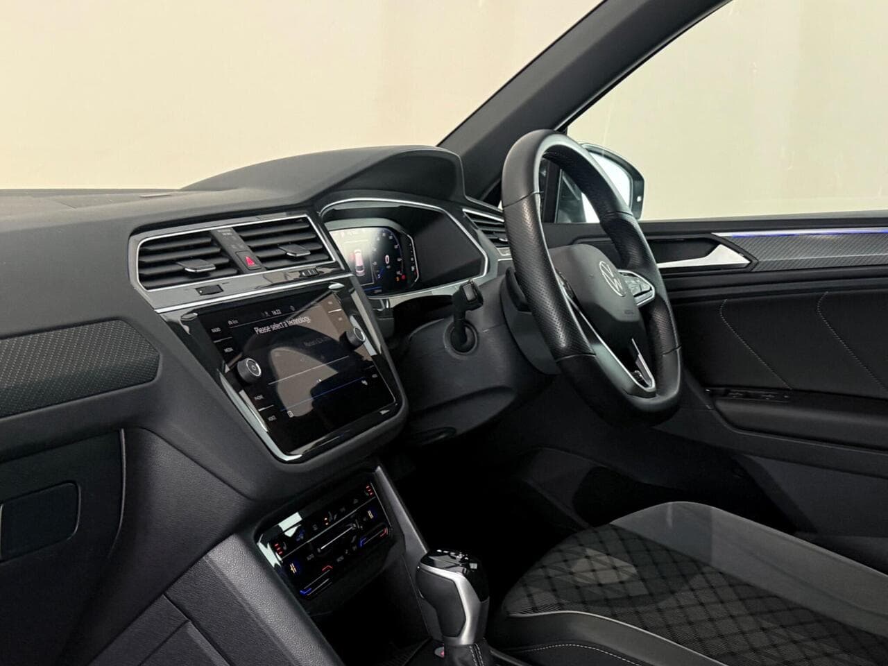 Volkswagen Tiguan thumbnail Interior Front