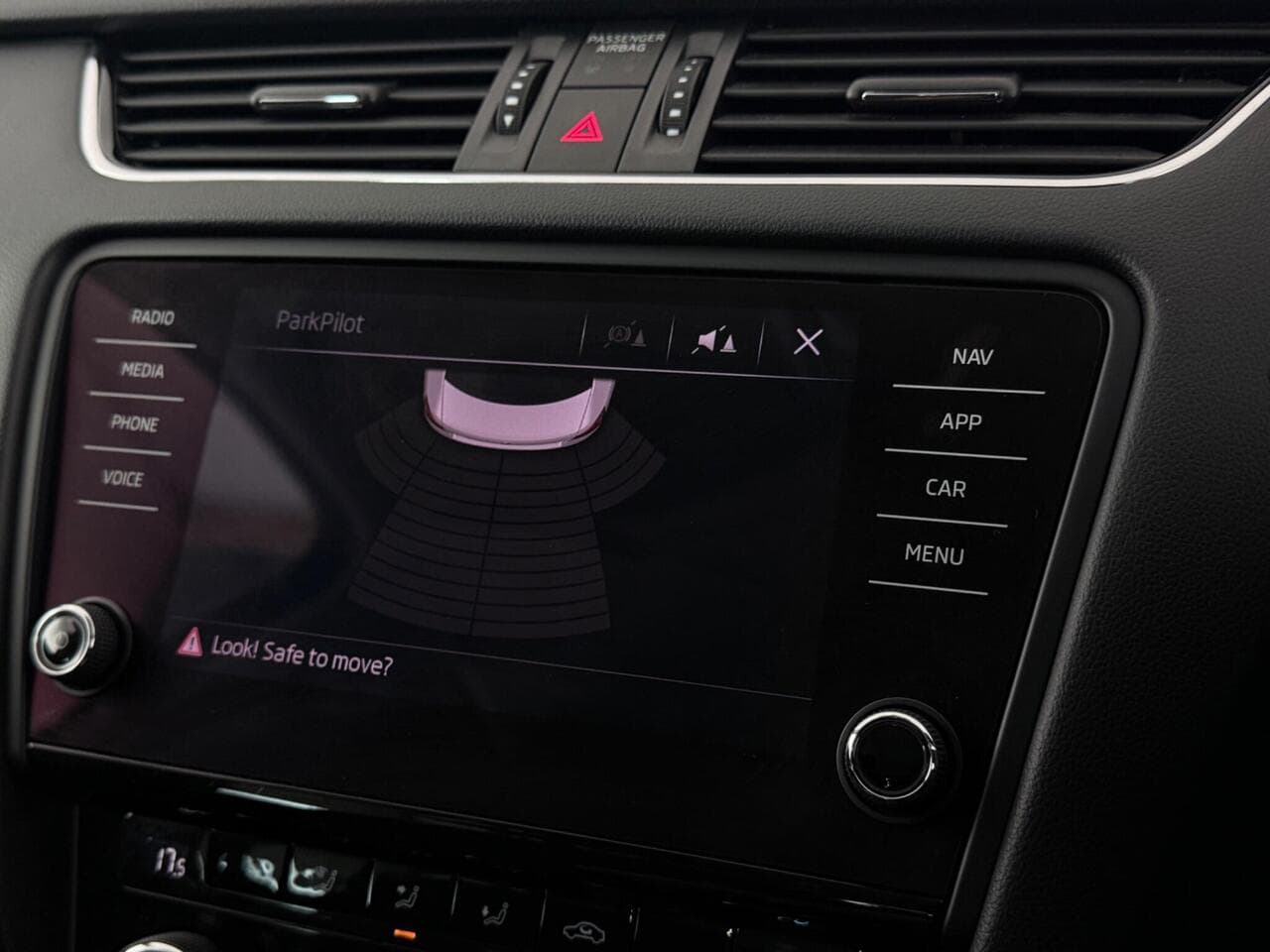 Skoda Octavia thumbnail Infotainment System