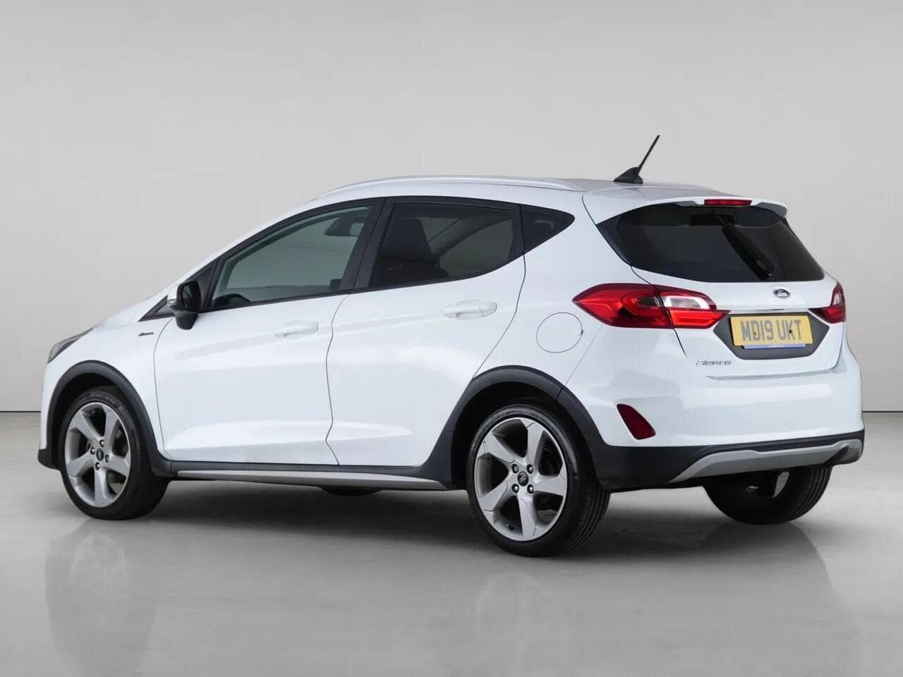 Ford Fiesta thumbnail Rear Left