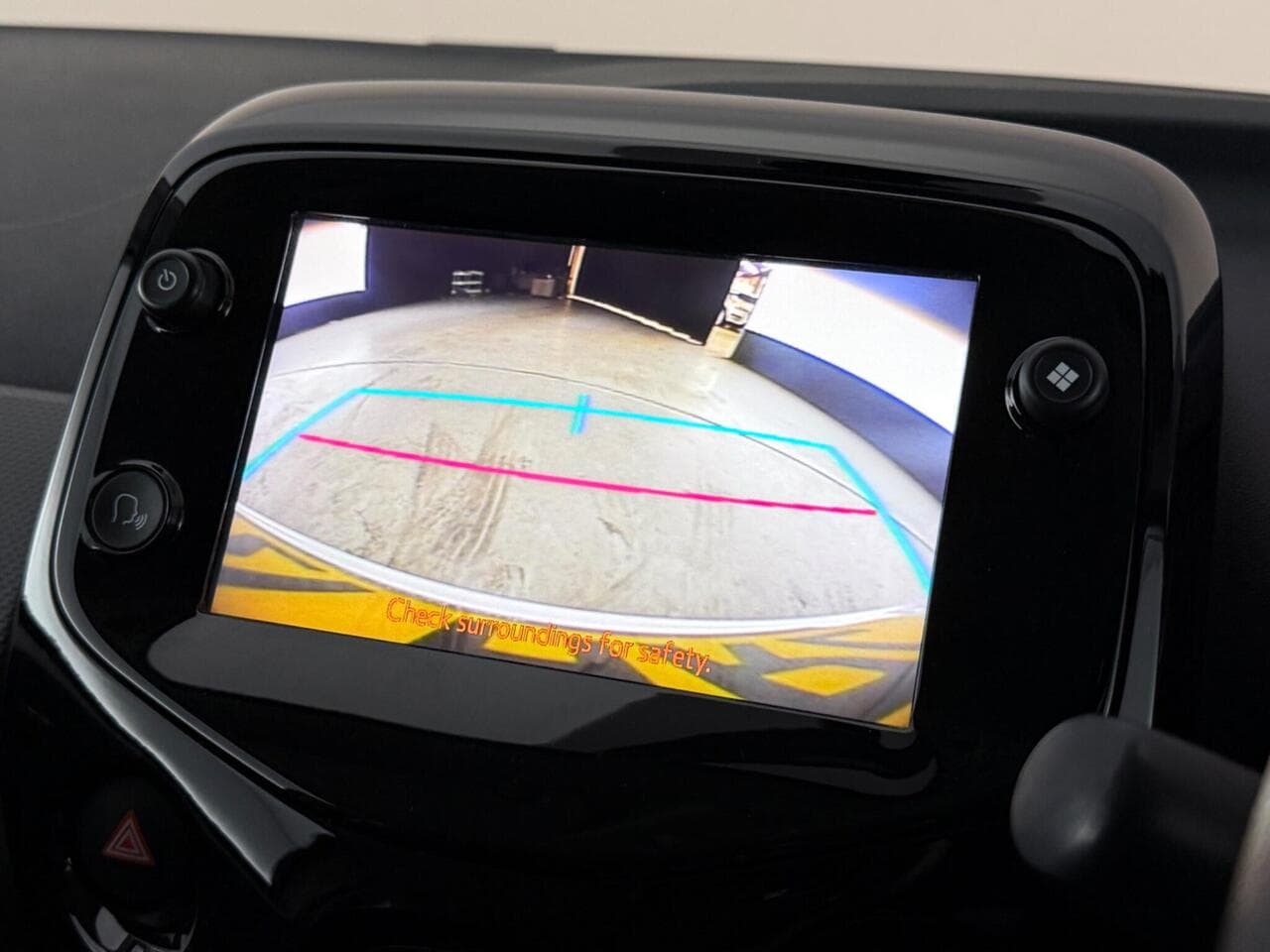 Peugeot 108 thumbnail Infotainment System